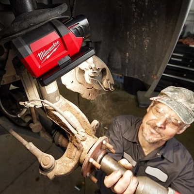 Milwaukee รุ่น M12 PAL-0 ไฟส่องพื้นที่พร้อมช่องชาร์จ USB (เครื่องเปล่า)