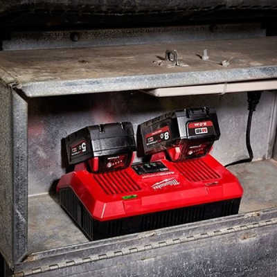 Milwaukee รุ่น M18 DFC แท่นชาร์จแบตเตอรี่ 18 โวลต์ แบบชาร์จเร็ว 2 ช่อง