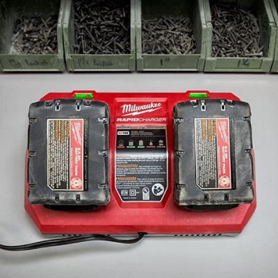 Milwaukee รุ่น M18 DFC แท่นชาร์จแบตเตอรี่ 18 โวลต์ แบบชาร์จเร็ว 2 ช่อง