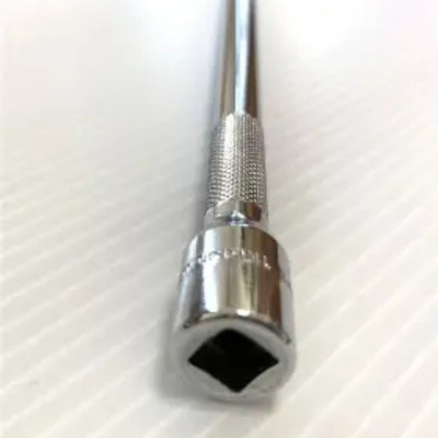 Snap-on รุ่น TMXK110 ข้อต่อ 1/4" ยาว 11 นิ้ว ใช้ร่วมกับด้ามฟรี TR72 หรือประแจปอนด์ TF25F สำหรับงานที่อยู่ลึกมาก เช่น น็อตยึดแผงคอนโซลด้านใน หรือน็อตขนาดเล็กในซอกเครื่องยนต์ที่มือเอื้อมไม่ถึง