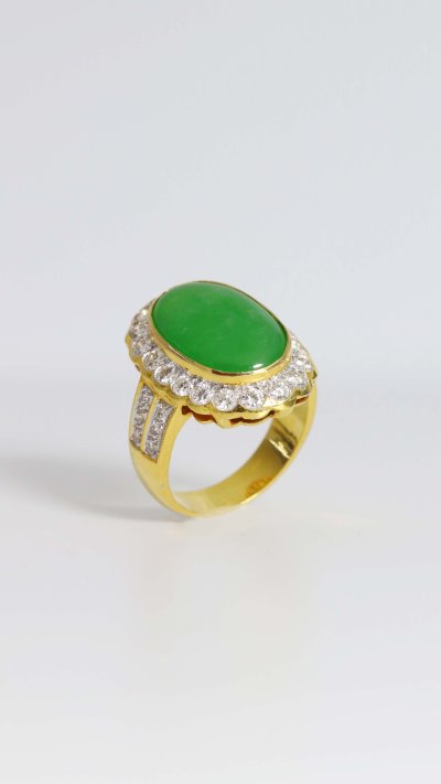 แหวนหยกพม่าล้อมเพชร ตัวเรือนทองแท้ 18K Gold Jade Ring with Diamond Halo