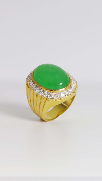 แหวนหยกพม่าล้อมเพชร ตัวเรือนทองแท้ 18K Gold Jade Ring with Diamond Halo