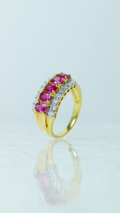 แหวนทองแท้ ประดับทับทิมและเพชร แหวนผู้หญิงสุดหรู Ruby & Diamond Gold Ring