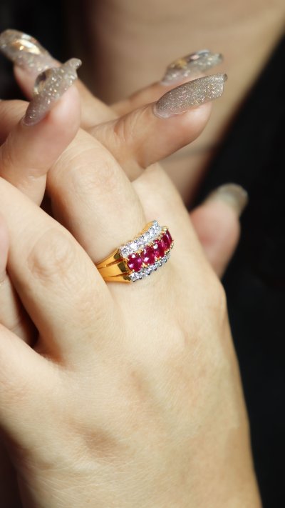 แหวนทองแท้ ประดับทับทิมและเพชร แหวนผู้หญิงสุดหรู Ruby & Diamond Gold Ring