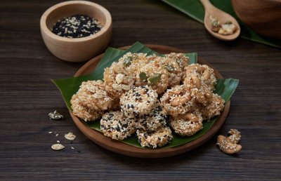 Crunchy rice nuggets with Whole Grains - ข้าวแต๋นธัญพืช