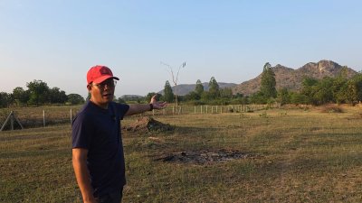 ท้ายติดห้วย หน้าติดถนนคอนกรีต มีสระน้ำออก 1 ลูก เลี้ยงปลา ใช้น้ำทำสวนได้