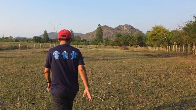 ท้ายติดห้วย หน้าติดถนนคอนกรีต มีสระน้ำออก 1 ลูก เลี้ยงปลา ใช้น้ำทำสวนได้