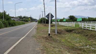 ที่ดิน 2 ไร่ 2 งาน ติดถนนทางหลวง ไร่ละ 550,000 บาท