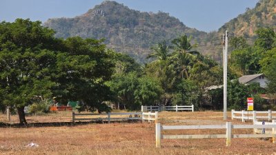 โฉนด 210 ตร.วา ติดถนน 2 ด้าน ใกล้คลองชลประทานมีคลองส่งน้ำ