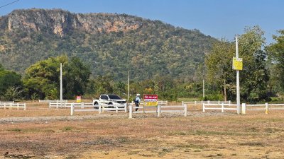 โฉนด 210 ตร.วา ติดถนน 2 ด้าน ใกล้คลองชลประทานมีคลองส่งน้ำ