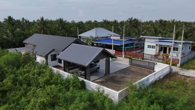 บ้านสร้างใหม่ริมคลอง ใกล้ตลาดน้ำอัมพวา