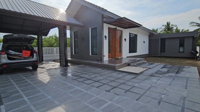 บ้านสร้างใหม่ริมคลอง ใกล้ตลาดน้ำอัมพวา