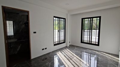 บ้านสร้างใหม่ริมคลอง ใกล้ตลาดน้ำอัมพวา