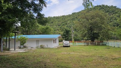 บ้านหน้าเขา ใกล้กรุงเทพฯ ติดถนนลาดยาง มีจุดชมวิวด้านหลังบ้าน บ้านหน้าเขา ใกล้กรุงเทพฯ ติดถนนลาดยาง มีจุดชมวิวด้านหลังบ้าน