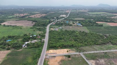 ที่ดินติดถนน 2 ด้าน ถมแล้ว ไฟฟ้า น้ำหน้าแปลง ทำเลค้าขาย ทำธุรกิจ