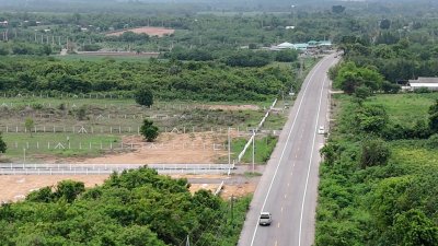 ที่ดินติดถนน 2 ด้าน ถมแล้ว ไฟฟ้า น้ำหน้าแปลง ทำเลค้าขาย ทำธุรกิจ