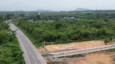ที่ดินติดถนน 2 ด้าน ถมแล้ว ไฟฟ้า น้ำหน้าแปลง ทำเลค้าขาย ทำธุรกิจ