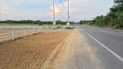 ที่ดินติดถนน 2 ด้าน ถมแล้ว ไฟฟ้า น้ำหน้าแปลง ทำเลค้าขาย ทำธุรกิจ