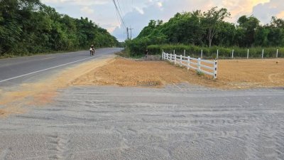 ที่ดินติดถนน 2 ด้าน ถมแล้ว ไฟฟ้า น้ำหน้าแปลง ทำเลค้าขาย ทำธุรกิจ