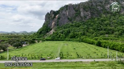 ที่ดินติดภูเขา ท่ามกลางพื้นที่เกษตร ใกล้ชุมชนหมู่บ้าน