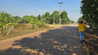 ที่ดิน 250 ตร.วา 450,000.- ติดถนนลาดยาง ใกล้อนามัย