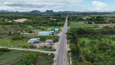 ที่ดินใกล้ถนนทางหลวง 1 ไร่ ใกล้ร้านค้ามินิมาร์ท ใกล้รพ.