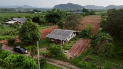 บ้านพร้อมที่ดิน ติดถนนสาธารณะ 2 ด้าน ใกล้ถนนทางหลวง โฉนดครุฑแดง บ้านพร้อมที่ดิน ติดถนนสาธารณะ 2 ด้าน ใกล้ถนนทางหลวง โฉนดครุฑแดง
