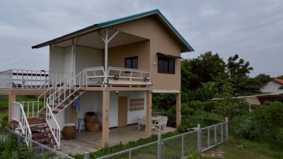 บ้านยกพื้นสูง พร้อมที่ดิน พื้นที่สวนเกษตร และบ่อน้ำภายในแปลง บ้านยกพื้นสูง พร้อมที่ดิน พื้นที่สวนเกษตร และบ่อน้ำภายในแปลง