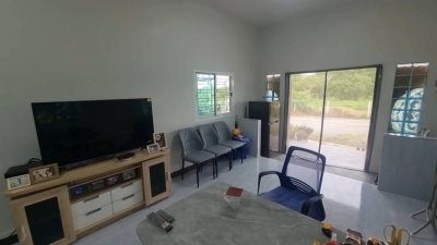 บ้านพร้อมที่ดิน 1 ไร่ ราคา 2,200,000 บาท  ใกล้ตลาดและรพ.จอมบึง