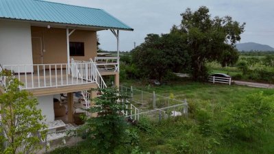 บ้านยกพื้นสูง พร้อมที่ดิน พื้นที่สวนเกษตร และบ่อน้ำภายในแปลง