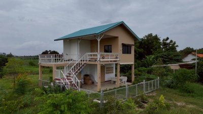 บ้านยกพื้นสูง พร้อมที่ดิน พื้นที่สวนเกษตร และบ่อน้ำภายในแปลง