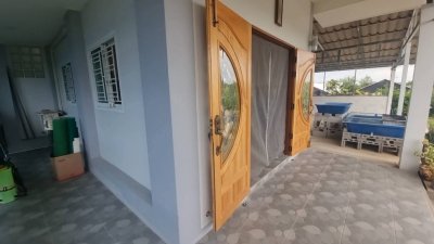 บ้านพร้อมที่ดิน 1 ไร่ ราคา 2,200,000 บาท  ใกล้ตลาดและรพ.จอมบึง