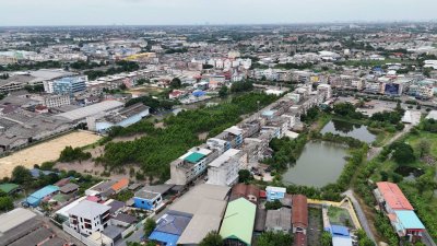 อาคารพาณิชย์ 4 ชั้น 3 ห้อง สาย 4 หมู่ 10 ซอย 1