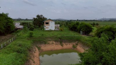 บ้านยกพื้นสูง พร้อมที่ดิน พื้นที่สวนเกษตร และบ่อน้ำภายในแปลง