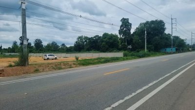 ที่ดินติดถนน ทำเลค้าขาย รั้วกำแพง มีร่องระบายน้ำดี ที่ดินติดถนน ทำเลค้าขาย รั้วกำแพง มีร่องระบายน้ำดี