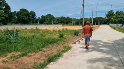 ที่ดินติดถนน ทำเลค้าขาย รั้วกำแพง มีร่องระบายน้ำดี