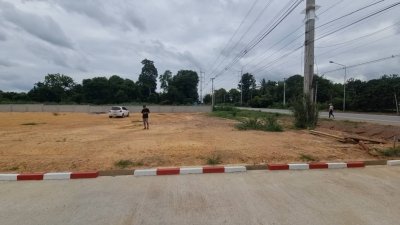 ที่ดินติดถนน ทำเลค้าขาย รั้วกำแพง มีร่องระบายน้ำดี