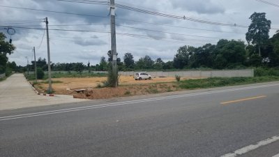 ที่ดินติดถนน ทำเลค้าขาย รั้วกำแพง มีร่องระบายน้ำดี ที่ดินติดถนน ทำเลค้าขาย รั้วกำแพง มีร่องระบายน้ำดี