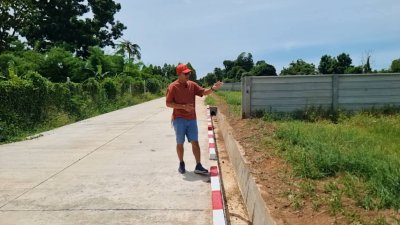 ที่ดินติดถนน ทำเลค้าขาย รั้วกำแพง มีร่องระบายน้ำดี ที่ดินติดถนน ทำเลค้าขาย รั้วกำแพง มีร่องระบายน้ำดี