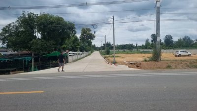 ที่ดินติดถนน ทำเลค้าขาย รั้วกำแพง มีร่องระบายน้ำดี