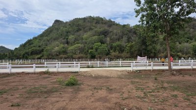 ที่ดินโฉนด วิวภูเขาหน้า-หลัง วิวเขาพาโนราม่า มีไฟฟ้า น้ำประปา ล้อมรั้ว