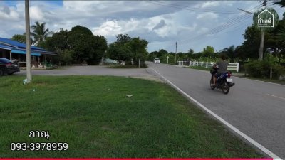 บ้านหลังใหญ่พร้อมที่ดิน ติดถนนสาธารณะ 2 ด้าน พร้อมพื้นที่ค้าขาย