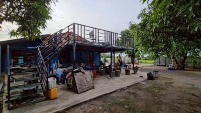 บ้านติดถนนลาดยาง ใกล้ถนนเพชรเกษม 200 ตร.วา 2,300,000.-