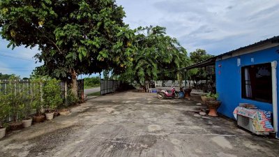 บ้านติดถนนลาดยาง ใกล้ถนนเพชรเกษม 200 ตร.วา 2,300,000.- บ้านติดถนนลาดยาง ใกล้ถนนเพชรเกษม 200 ตร.วา 2,300,000.-
