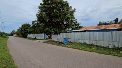 บ้านติดถนนลาดยาง ใกล้ถนนเพชรเกษม 200 ตร.วา 2,300,000.-