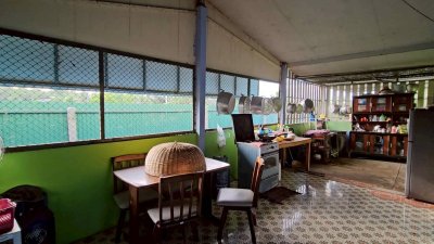 บ้านติดถนนลาดยาง ใกล้ถนนเพชรเกษม 200 ตร.วา 2,300,000.-