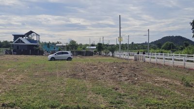 ที่ดินถมเสมอถนน ล้อมรั้ว ไฟฟ้า น้ำประปา 120 ตร.วา 390,000 บาท