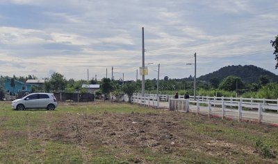 ที่ดินถมเสมอถนน ล้อมรั้ว ไฟฟ้า น้ำประปา 120 ตร.วา 390,000 บาท