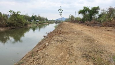 ที่ดินหน้ากว้างติดคลองชลประทาน 5 ไร่ 2 งาน ไร่ละ 450,000 บาท