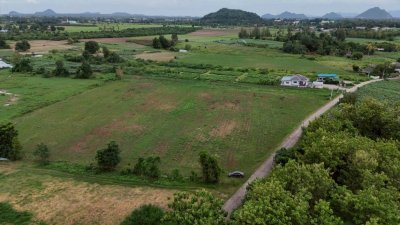 เนื้อที่ 17 ไร่ 3 งาน ไร่ละ 230,000 บาท ติดถนนคอนกรีต